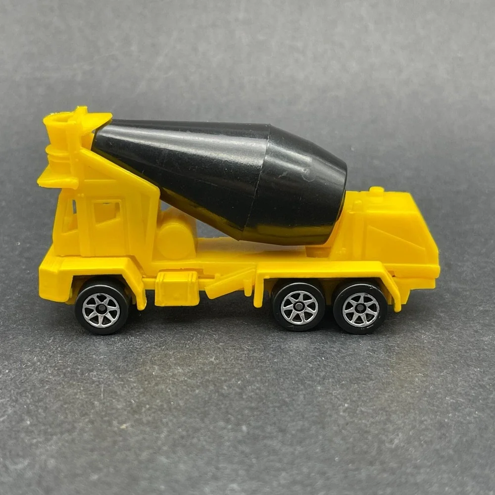 Hot Wheels Oshkosh Cement Concrete Mixer Yellow Truck Diecast 1/64 Scale Loose